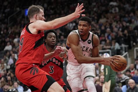 Toronto Raptors at Milwaukee Bucks odds, picks and predictions.